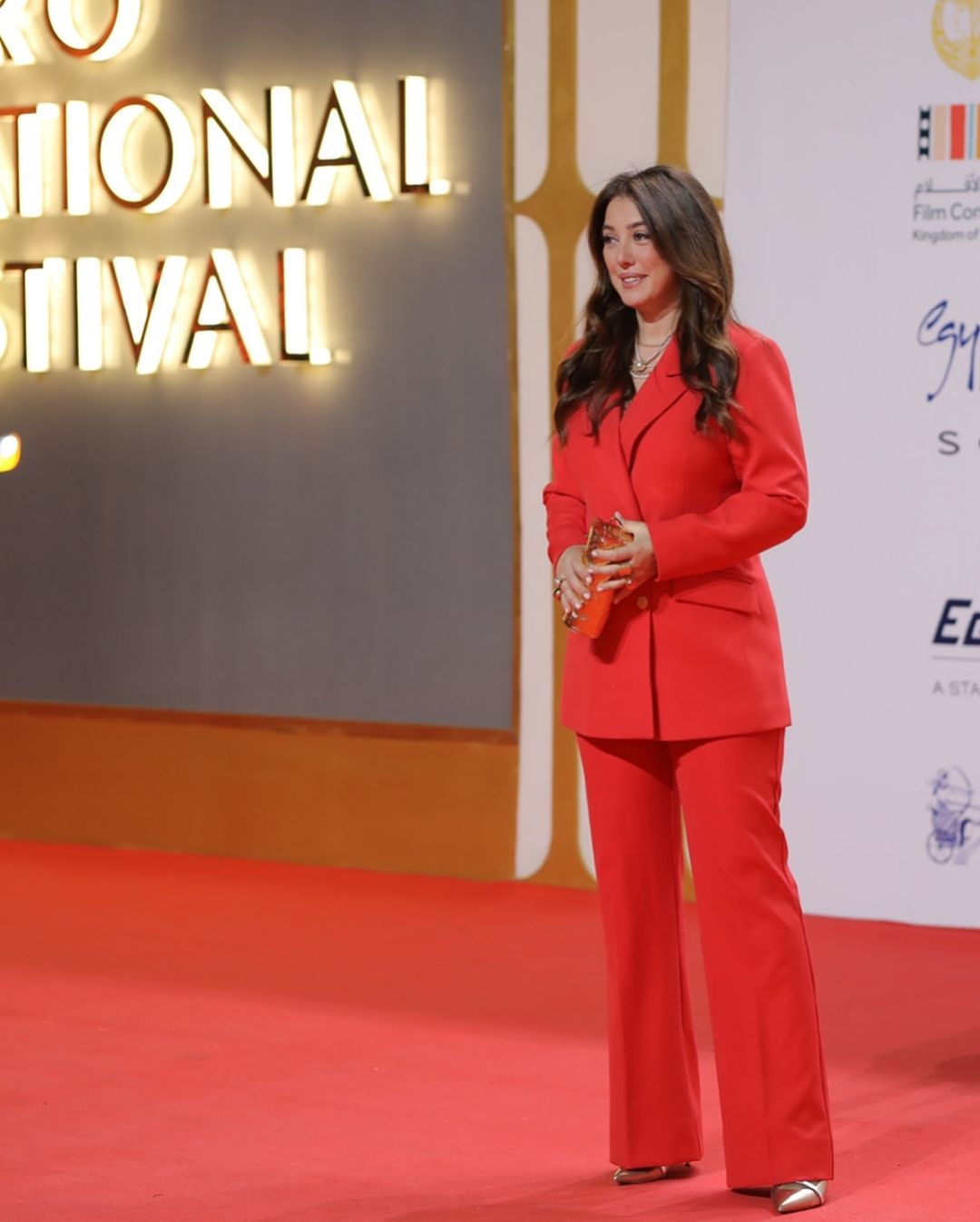 إطلالة كندة علوش بالبدلة الحمراء